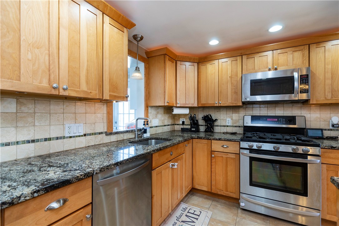 63 Deborah Road Warwick, RI 02888 - Photo 17 of 47