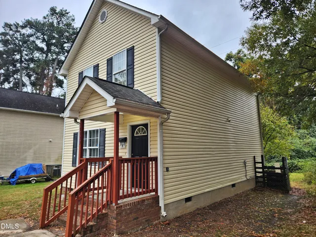 a view of a house with backyard and porch