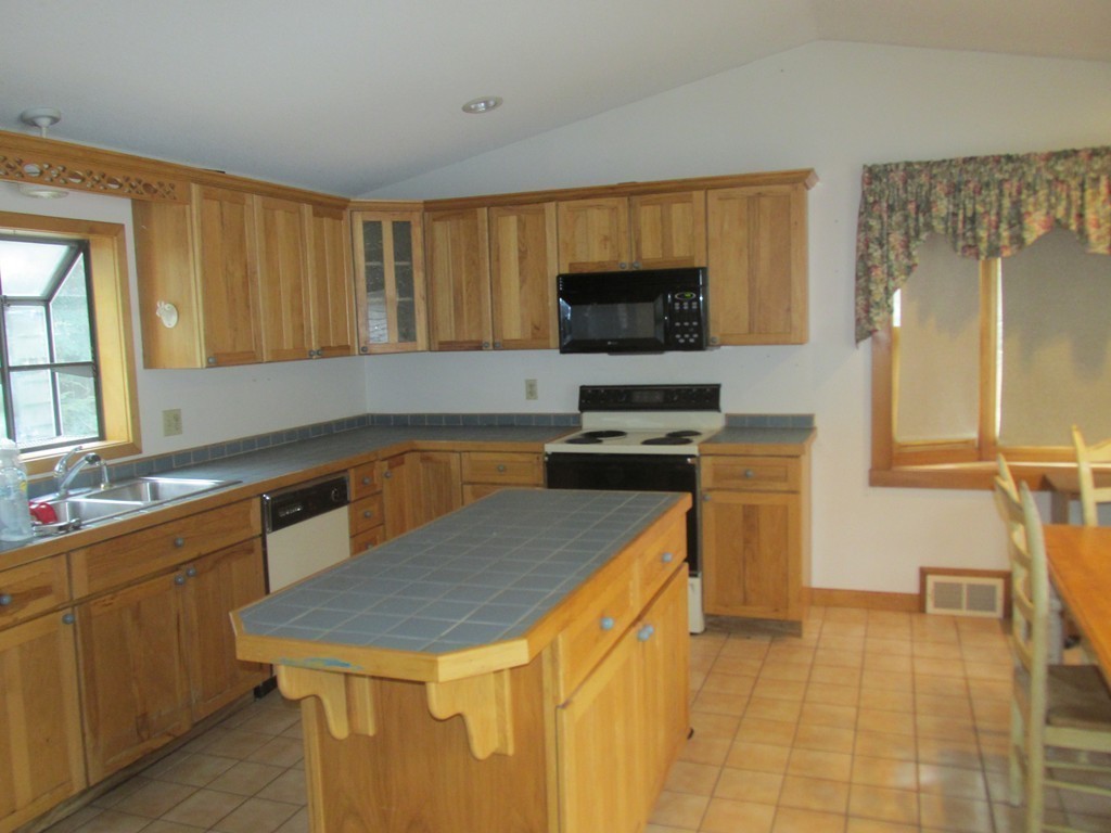 347 Shaker Road Westfield, MA 01085 - Photo 3 of 22 Gallery Image 3