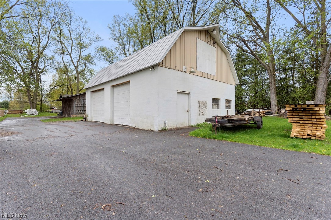 4275 West Calla Road Canfield, OH 44406 - Photo 28 of 31 View of garage