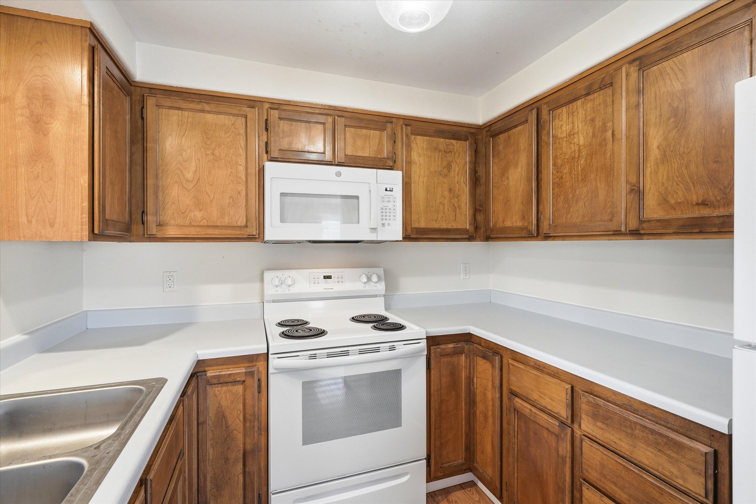 512 Village Drive Central Point, OR 97502 - Photo 9 of 23