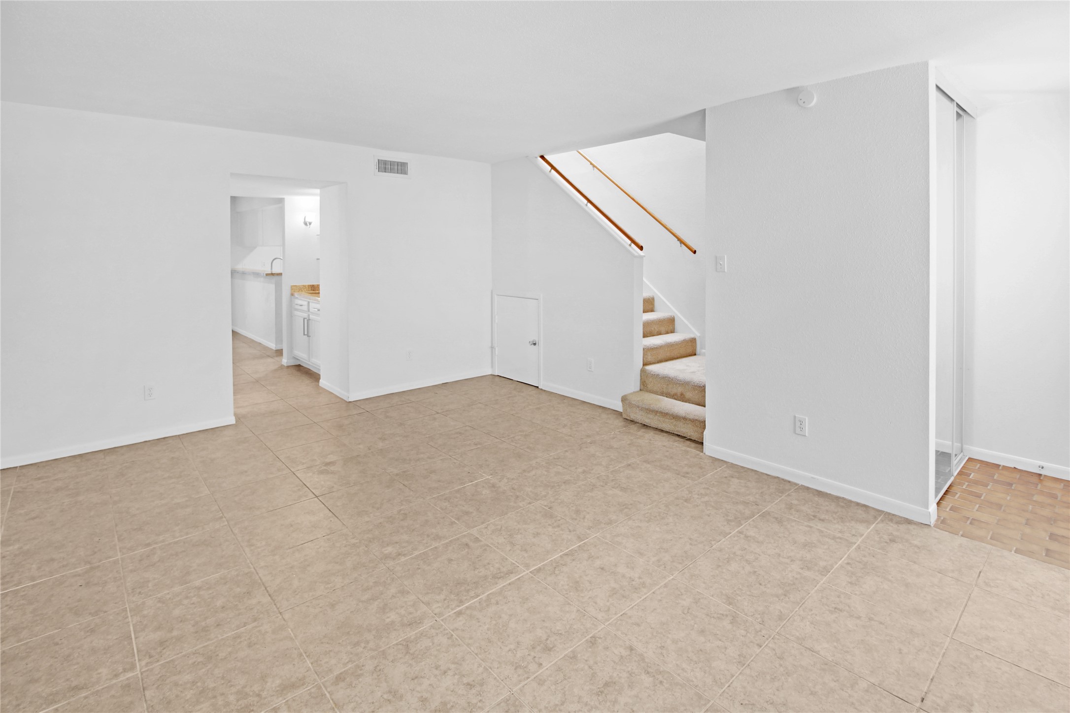1500 Sandy Springs Road, Unit 69 Houston, TX 77042 - Photo 11 of 32 Living Room
