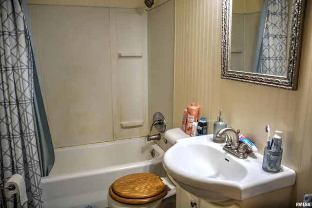 $69,400 | 210 South White Street, Macomb, IL 61455