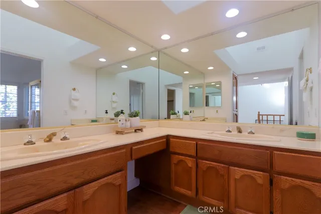 $965,000 | 651 Wakefield Court, Unit 102, Long Beach, CA 90803