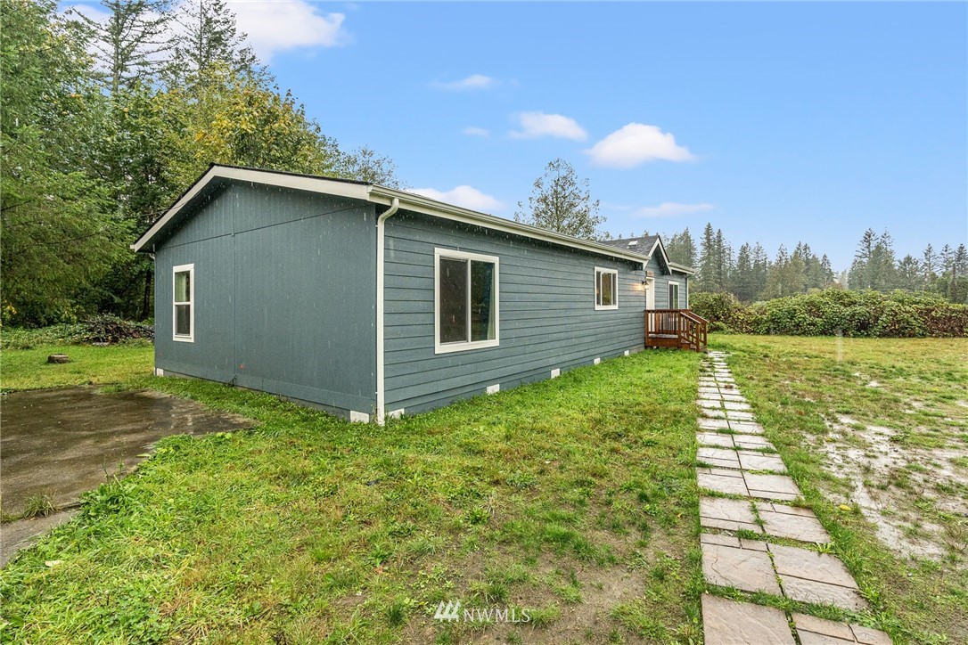 40822 Dorman Road Gold Bar, WA 98251 - Photo 3 of 34 a backyard of a house with lots of green space
