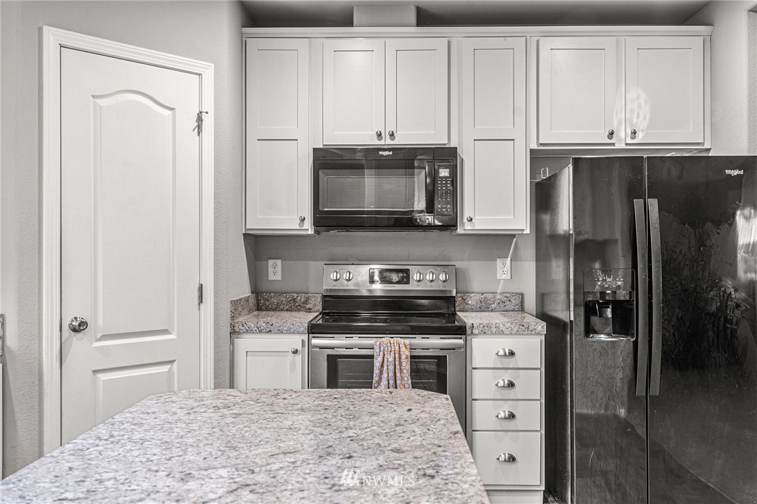 40822 Dorman Road Gold Bar, WA 98251 - Photo 7 of 34 a kitchen with stainless steel appliances a stove a microwave and a refrigerator