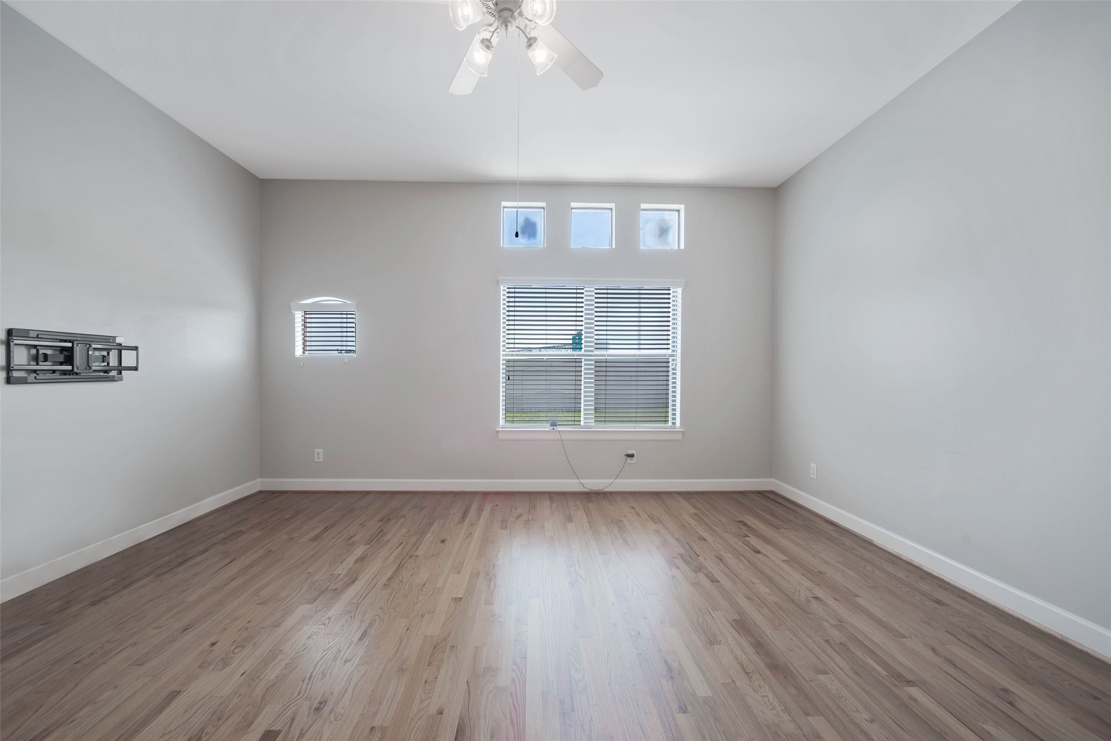 7650 Springhill Street, Unit 603 Houston, TX 77021 - Photo 8 of 26 a view of an empty room with wooden floor and a window