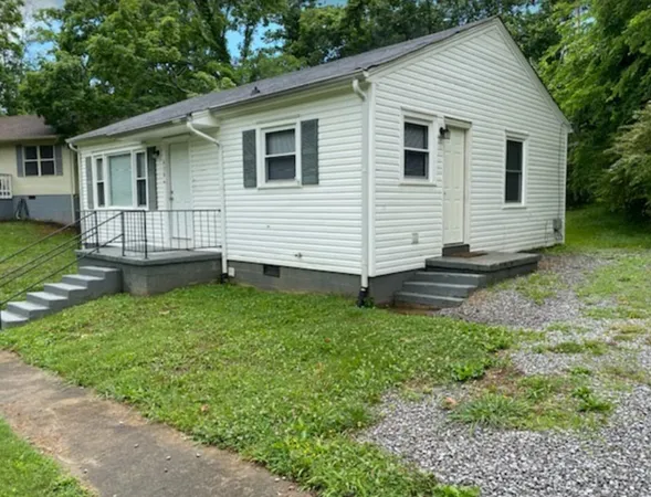a view of a house with a backyard