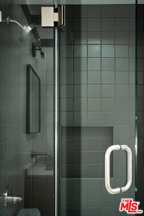 11368 Berwick Street Los Angeles, CA 90049 - Photo 14 of 27 a bathroom with a shower