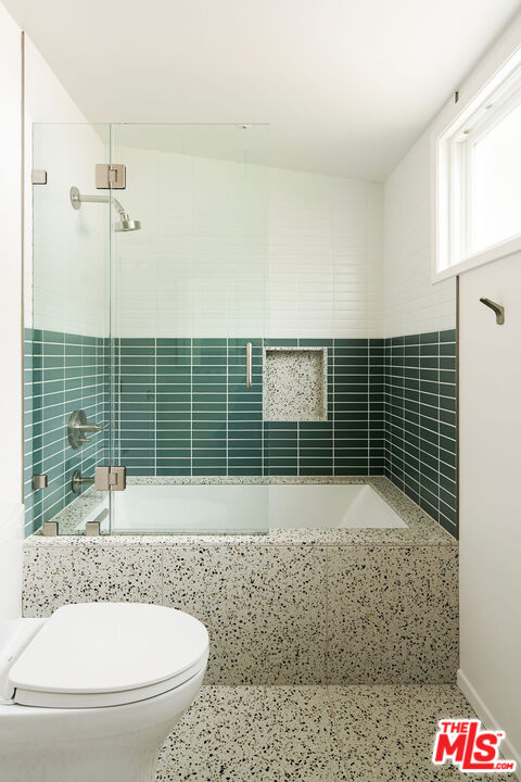 11368 Berwick Street Los Angeles, CA 90049 - Photo 17 of 27 a bathroom with a shower