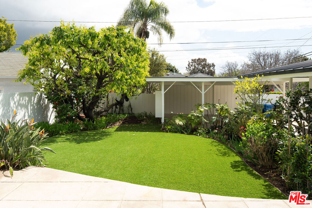 11368 Berwick Street Los Angeles, CA 90049 - Photo 24 of 27 a view of a garden with an outdoor space