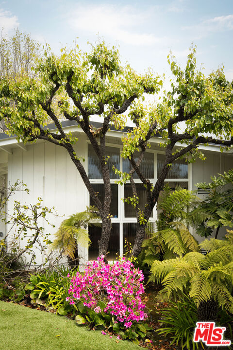 11368 Berwick Street Los Angeles, CA 90049 - Photo 3 of 27