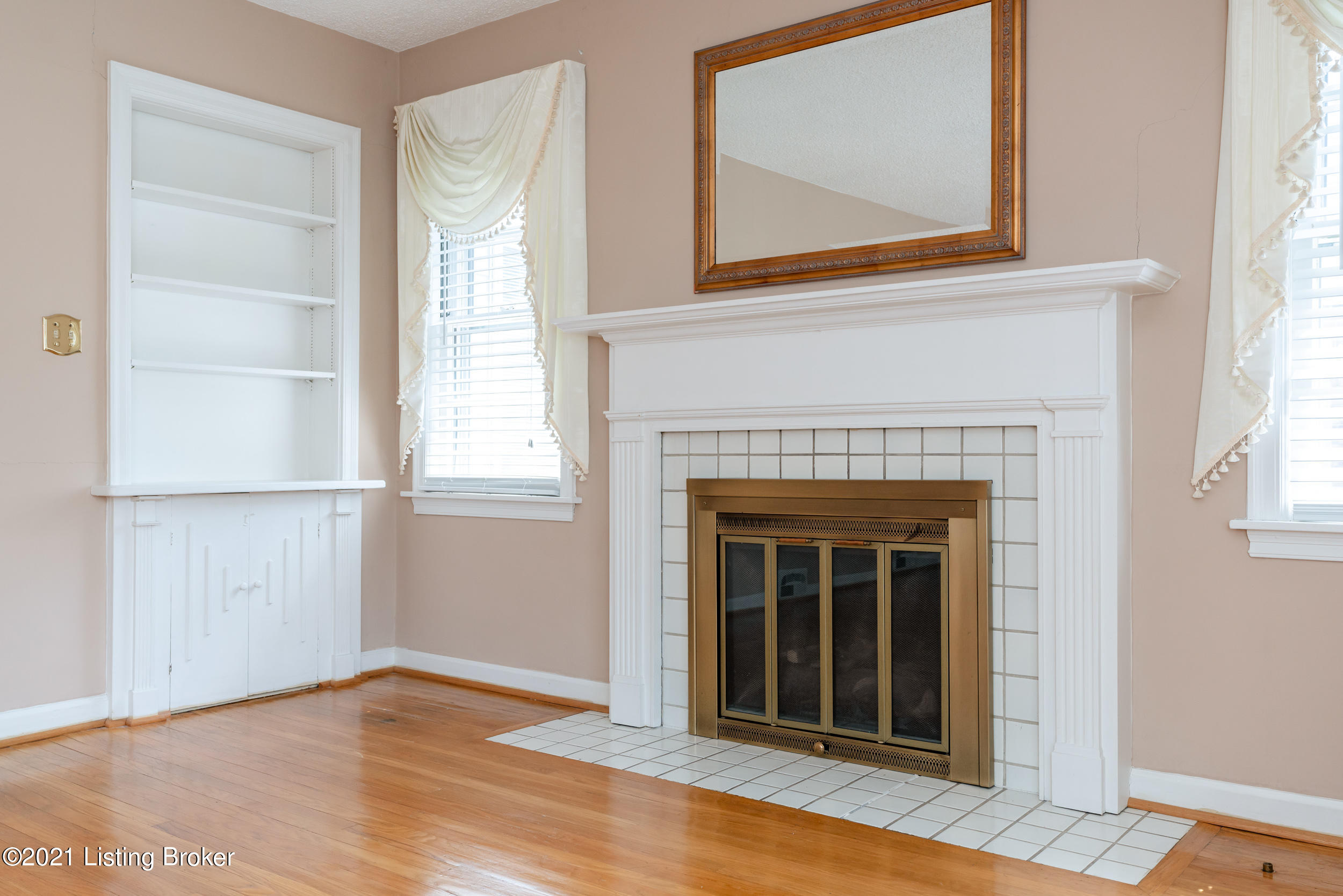 309 Tyne Road Louisville, KY 40207 - Photo 7 of 42 Living Room