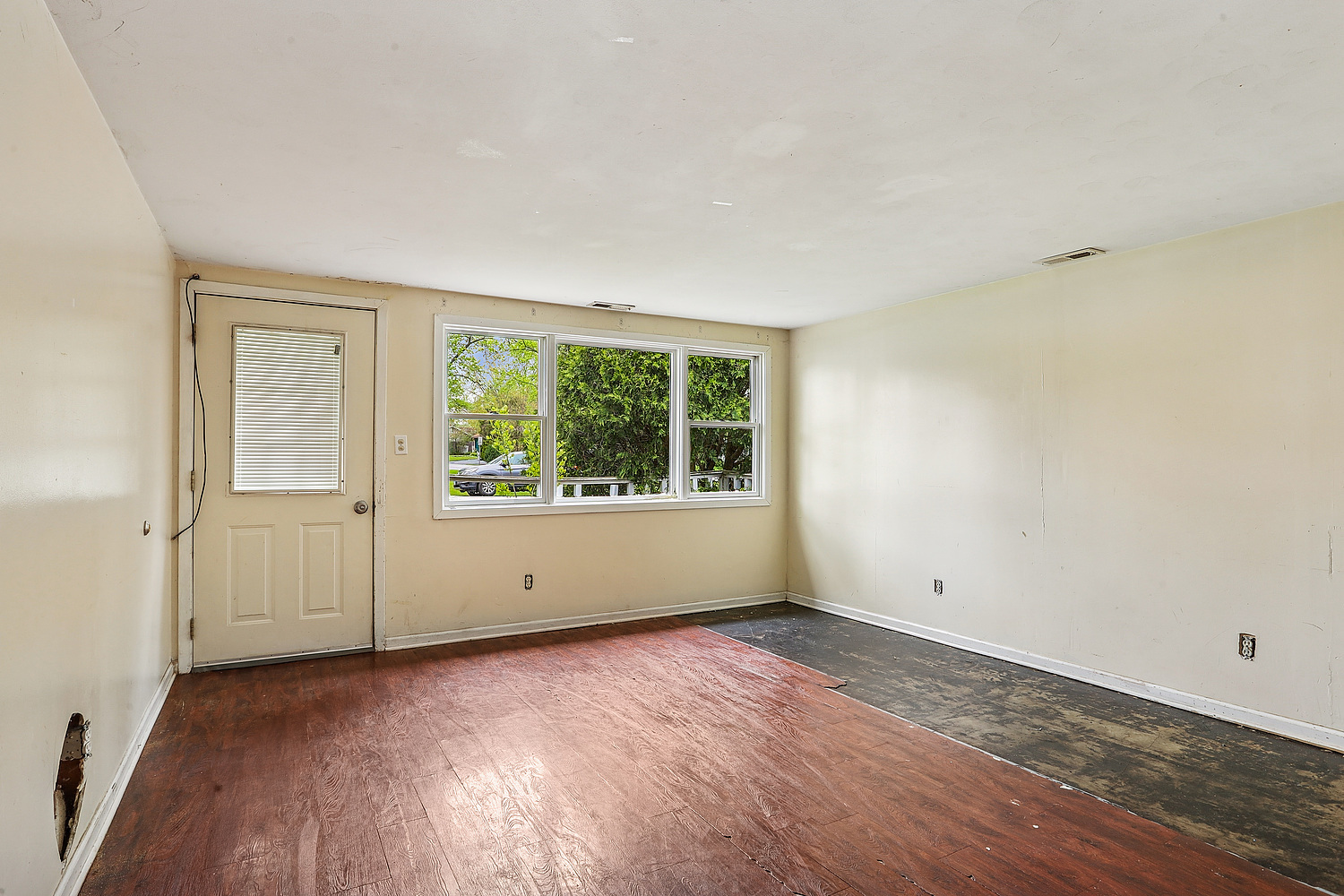 26835 South Linden Lane Crete, IL 60417 - Photo 4 of 13 an empty room with wooden floor and windows