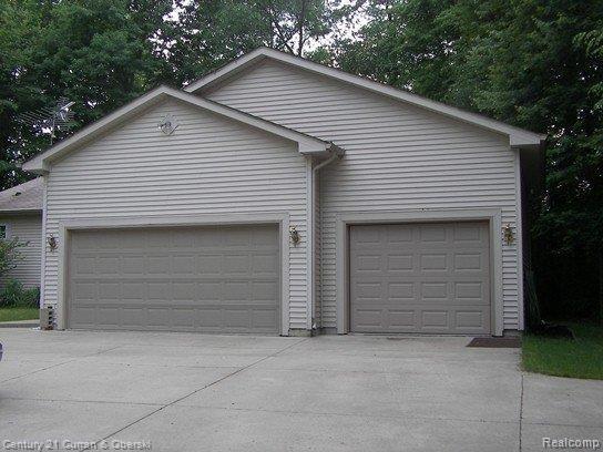 46750 Harris Road Belleville, MI 48111 - Photo 2 of 18 attached garages