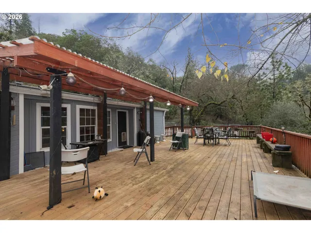 a view of a house with backyard and a garden