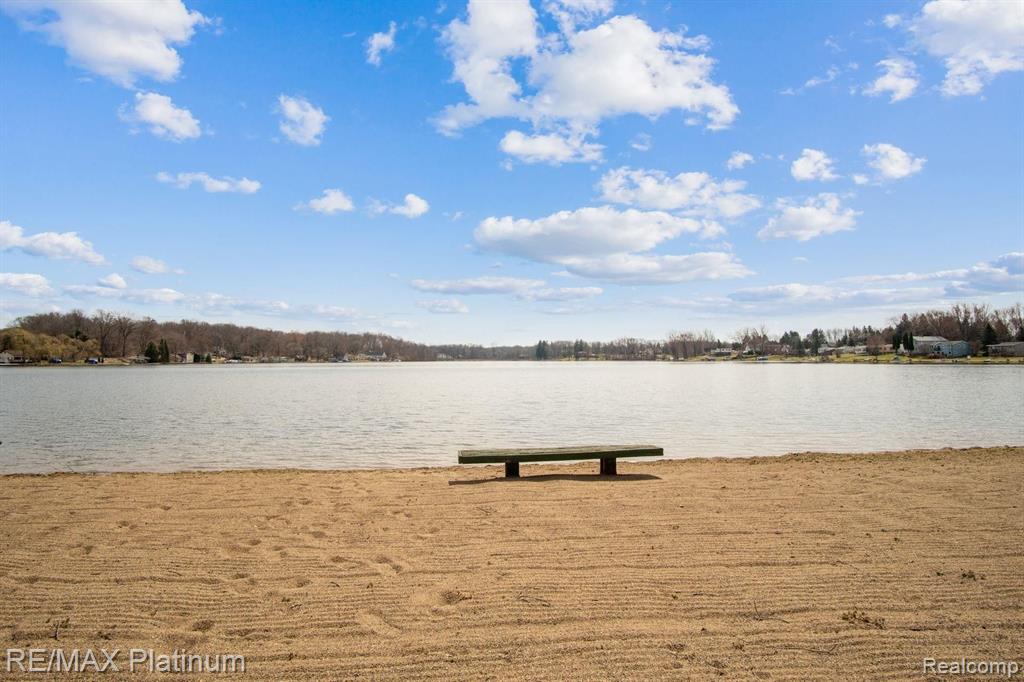 2637 Rubbins Road Howell, MI 48843 - Photo 4 of 56
