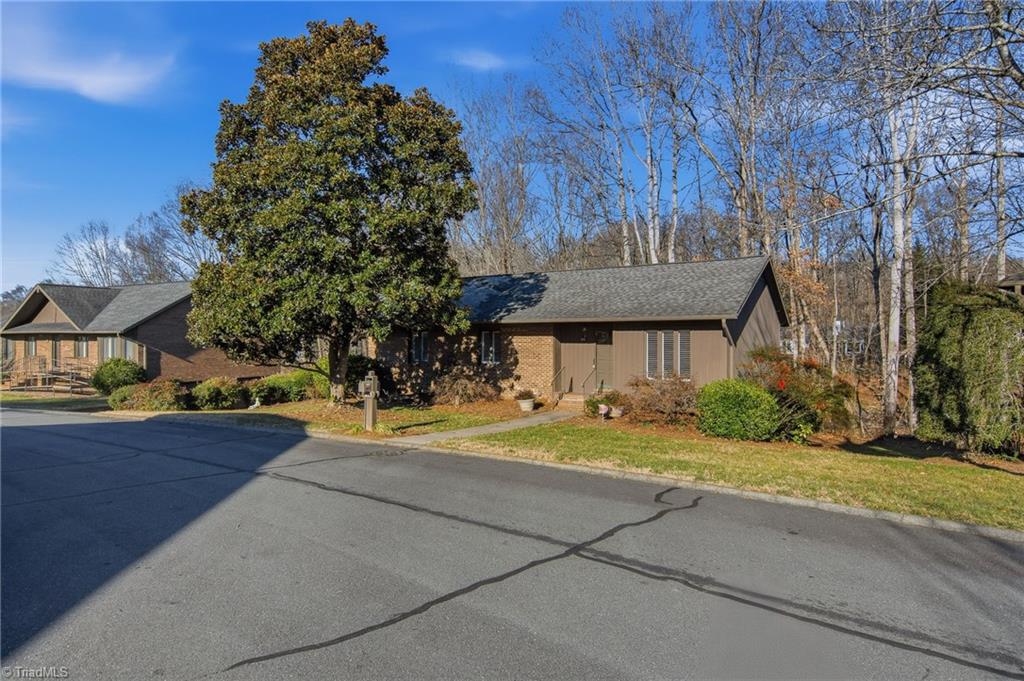213 Ridgehaven Drive Winston-Salem, NC 27104 - Photo 2 of 32