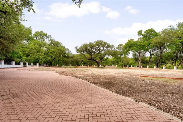 a view of road with a yard