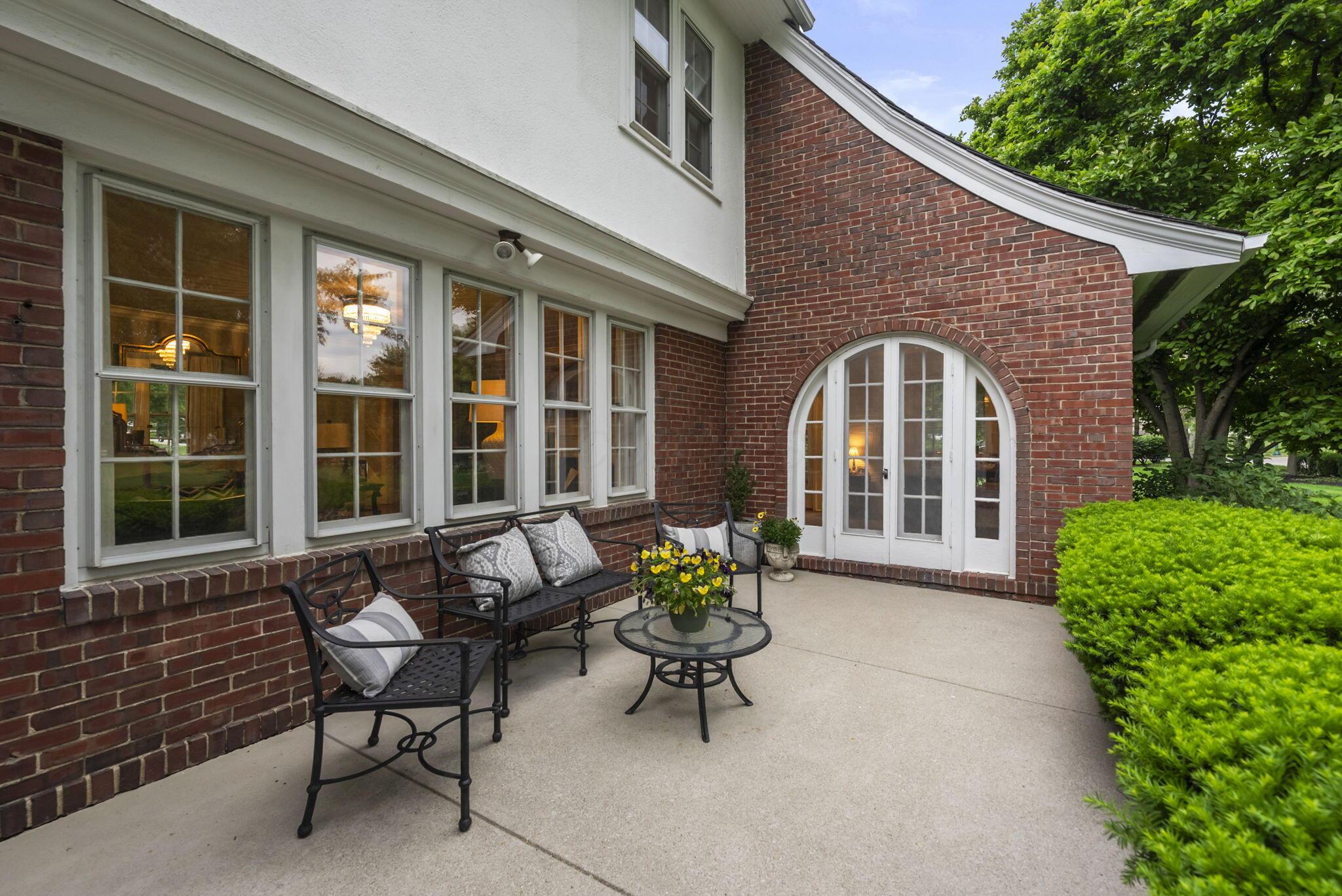 1875 Roxbury Road Upper Arlington, OH 43212 - Photo 32 of 97 Side Patio