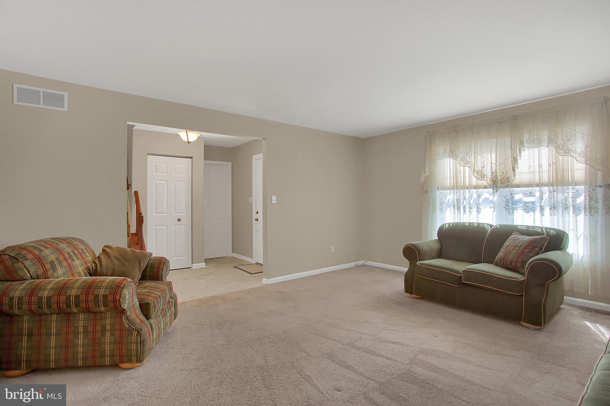 367 Deaven Road Harrisburg, PA 17111 - Photo 6 of 40 Living Room