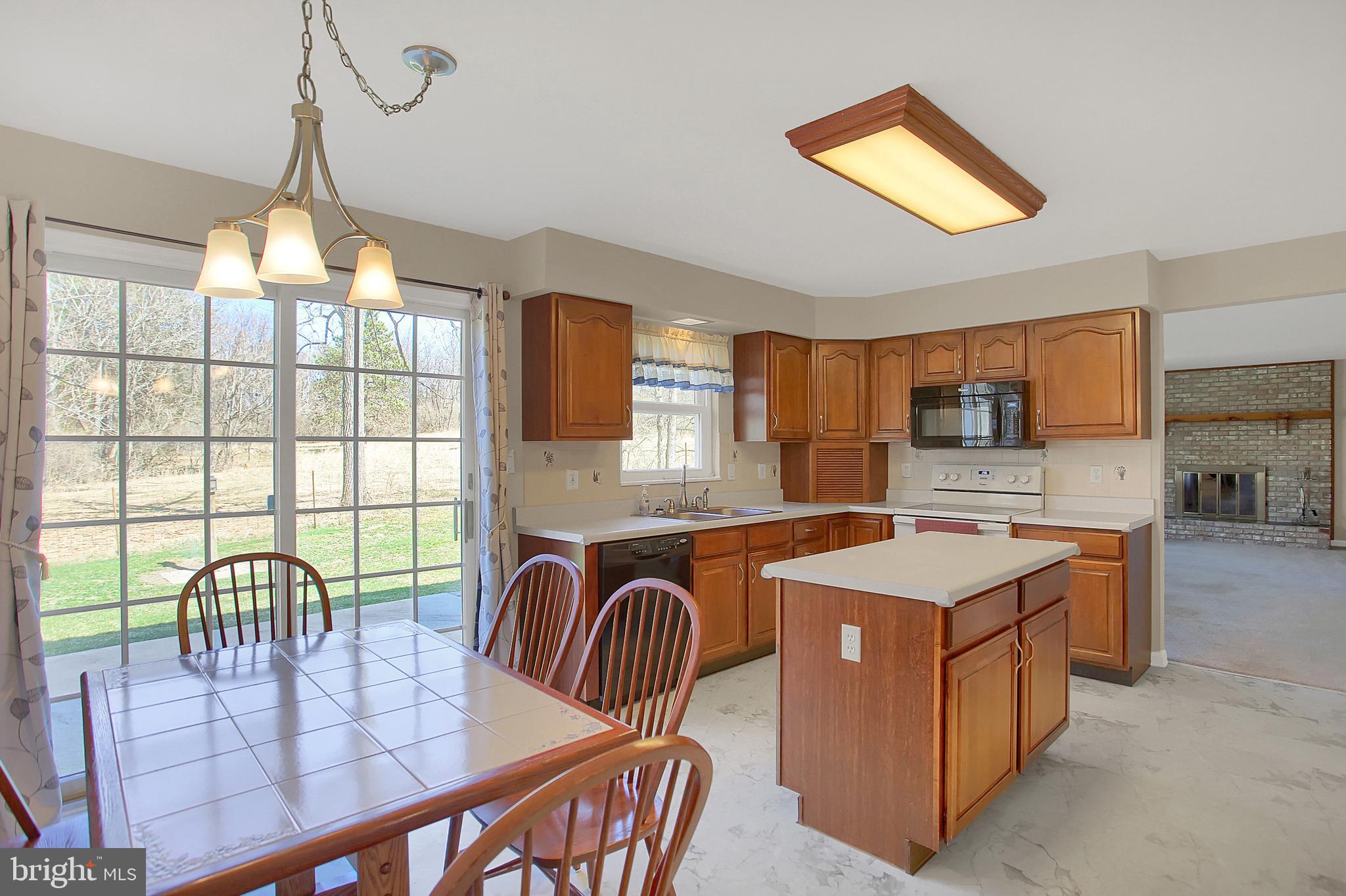 367 Deaven Road Harrisburg, PA 17111 - Photo 10 of 40 Kitchen / Breakfast Area