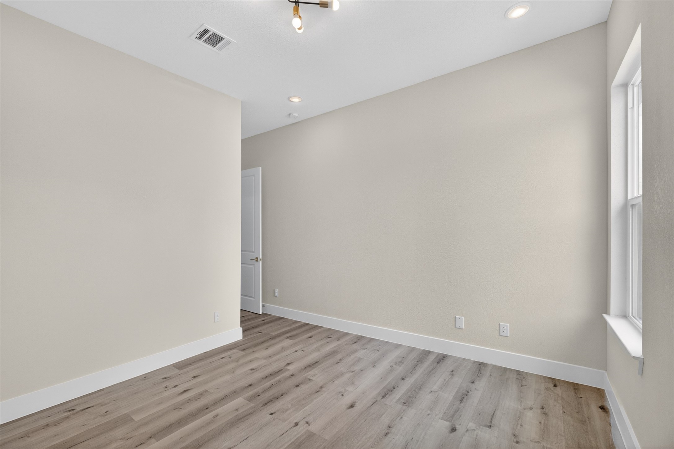 5906 St Augustine Street, Unit F Houston, TX 77021 - Photo 20 of 34 Alternate secondary bedroom view showing neutral walls and natural light.