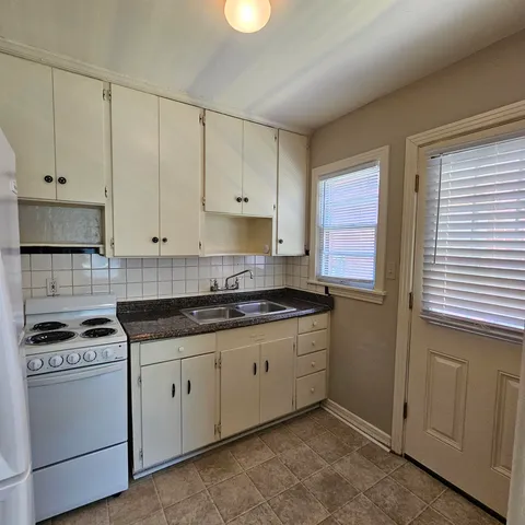 $1,050 | 124 South Franklin Boulevard, Tallahassee, FL 32301