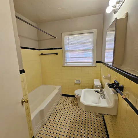 $1,050 | 124 South Franklin Boulevard, Tallahassee, FL 32301