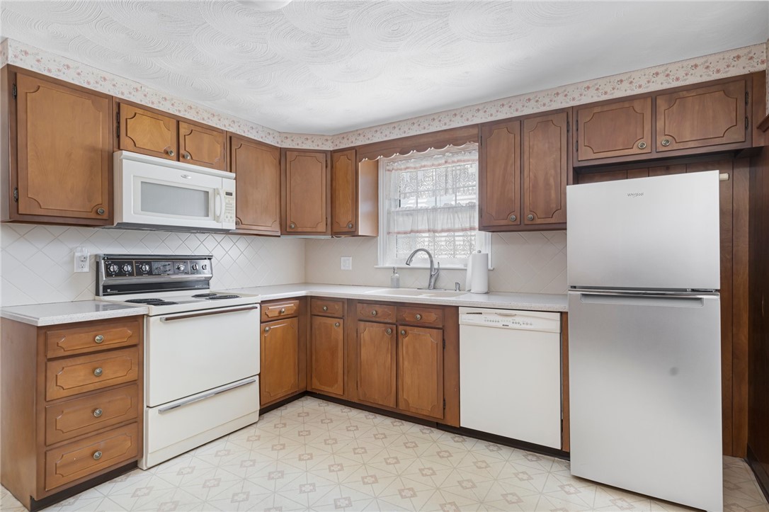 260 Aqueduct Road Cranston, RI 02910 - Photo 16 of 42