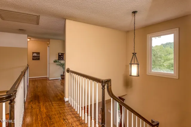 $799,900 | 22319 Campground Road, Bristol, VA 24202