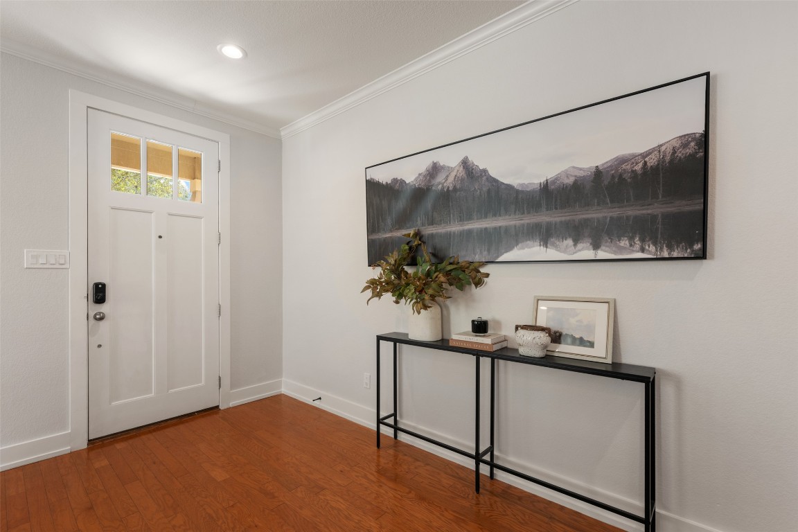 6020 Rutledge Lane Austin, TX 78745 - Photo 13 of 40 a workspace room with furniture and mirror