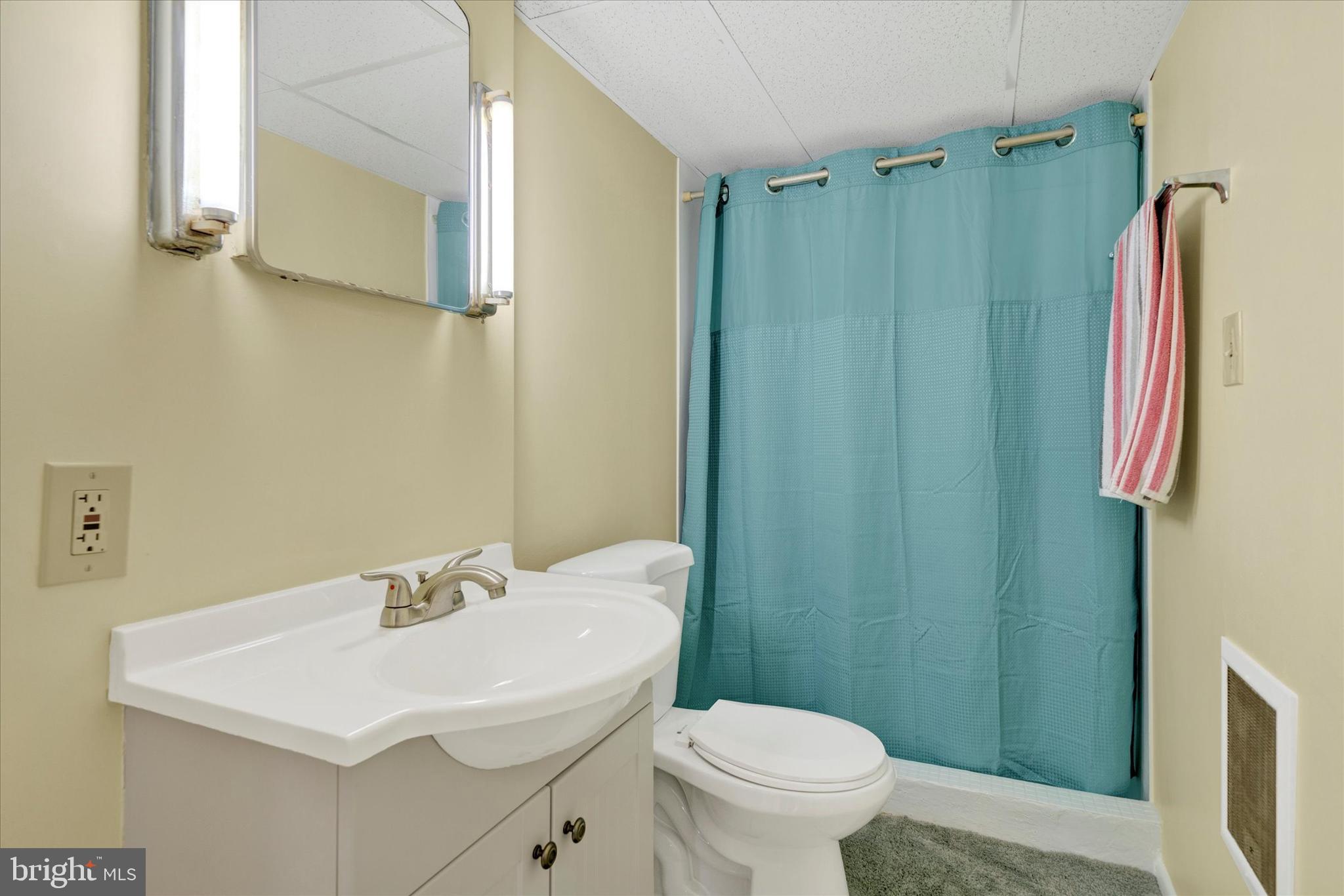 77 Woodland Road Reading, PA 19610 - Photo 26 of 32 Full Bathroom