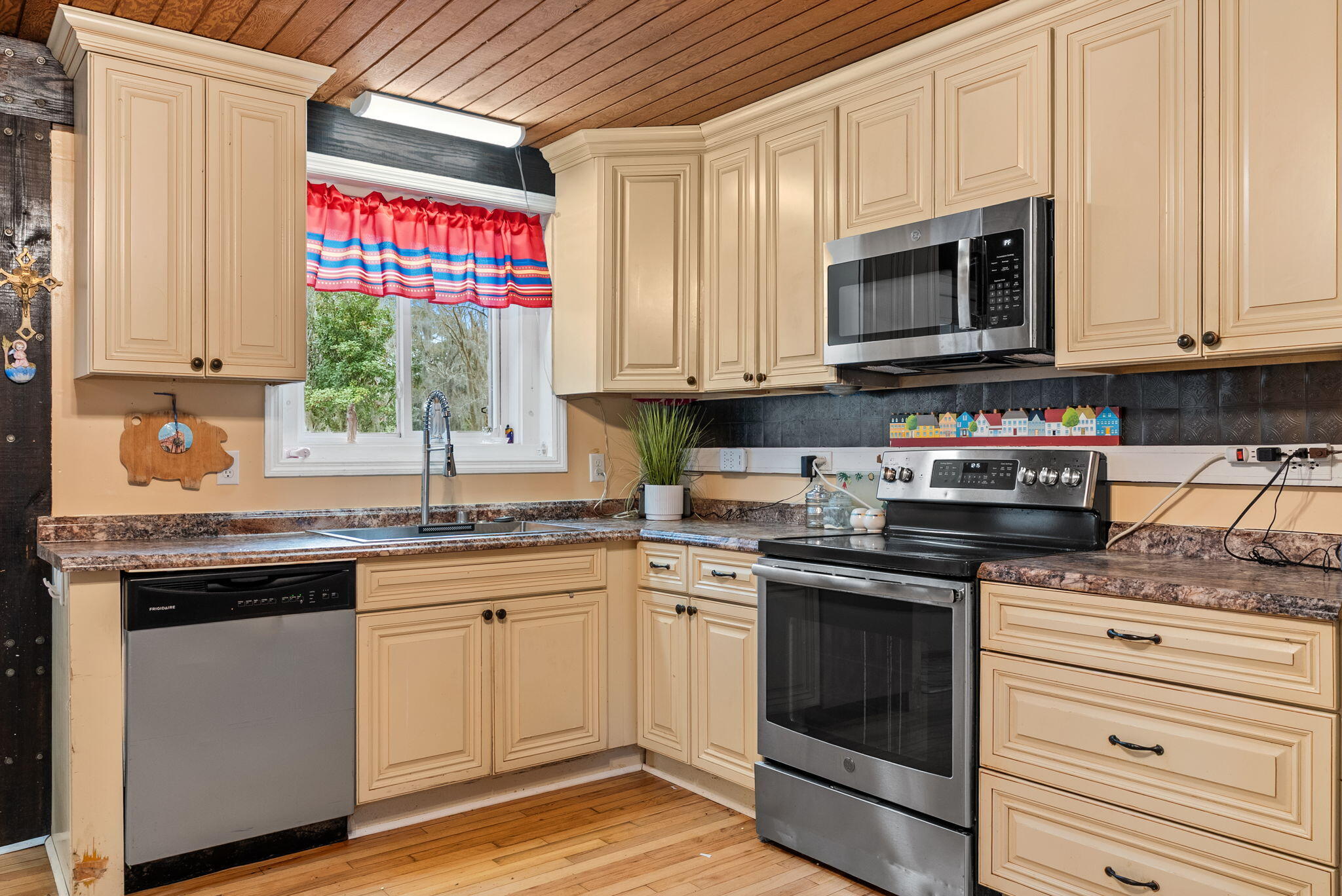 2015 Albert Storm Avenue Moncks Corner, SC 29461 - Photo 15 of 22 kitchen