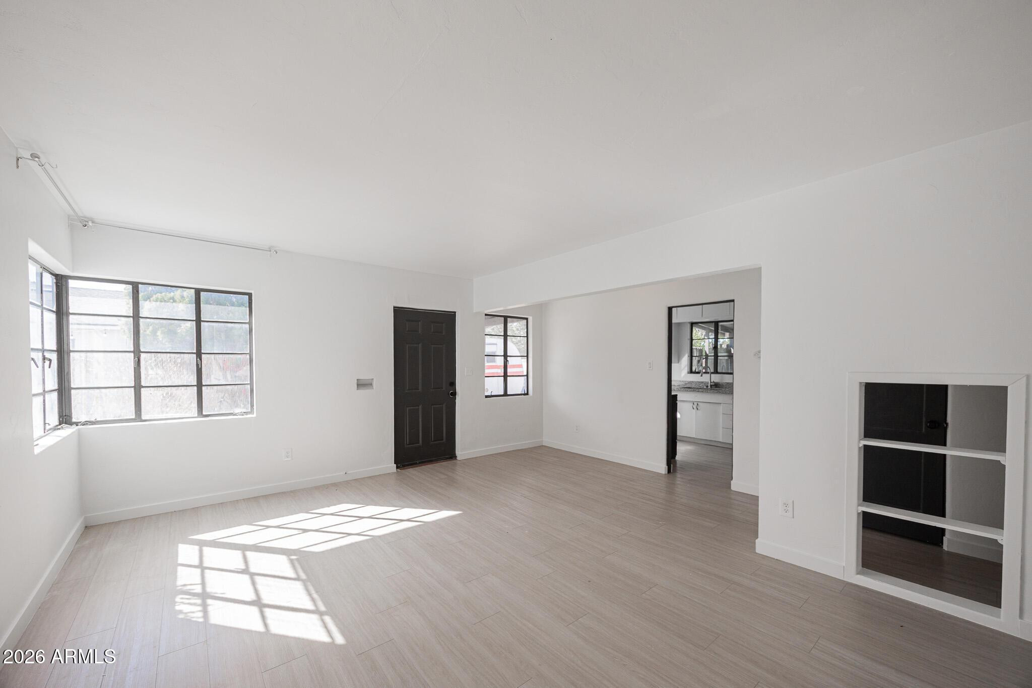 414 West 13th Street Tempe, AZ 85281 - Photo 5 of 21 an empty room with windows and closet