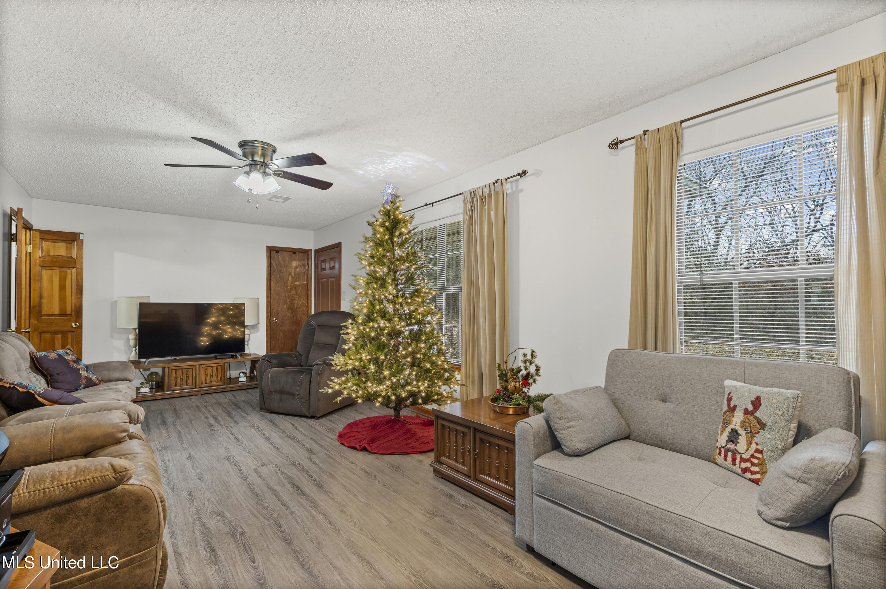 3165 Star Landing Road Nesbit, MS 38651 - Photo 10 of 33 Living Room