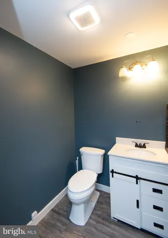 a view of a house with backyard and tree