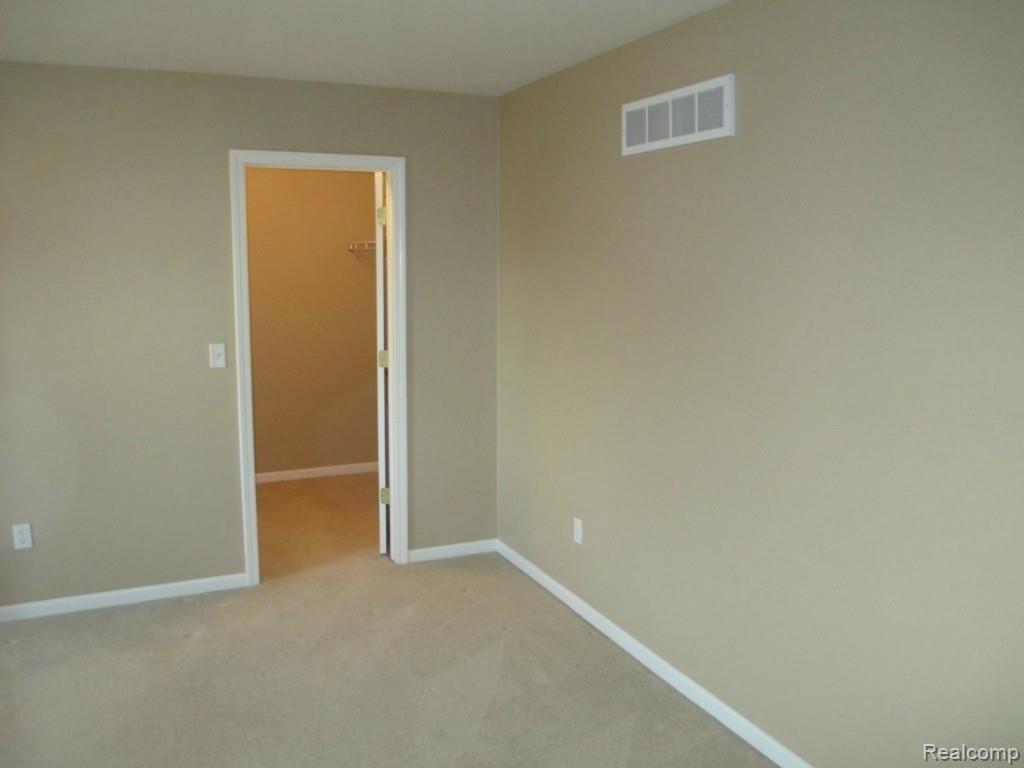 2061 Lagoon Drive Rochester, MI 48309 - Photo 13 of 27 IMG_1392.jpg