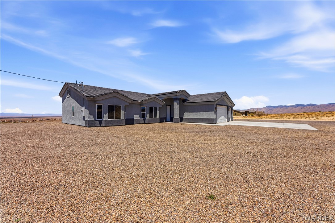 9818 North Cyrus Road Kingman, AZ 86401 - Photo 34 of 42 a house view with a big yard