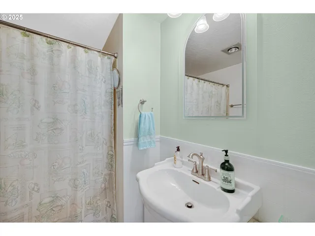 $560,000 | 1010 Well Street, Silverton, OR 97381