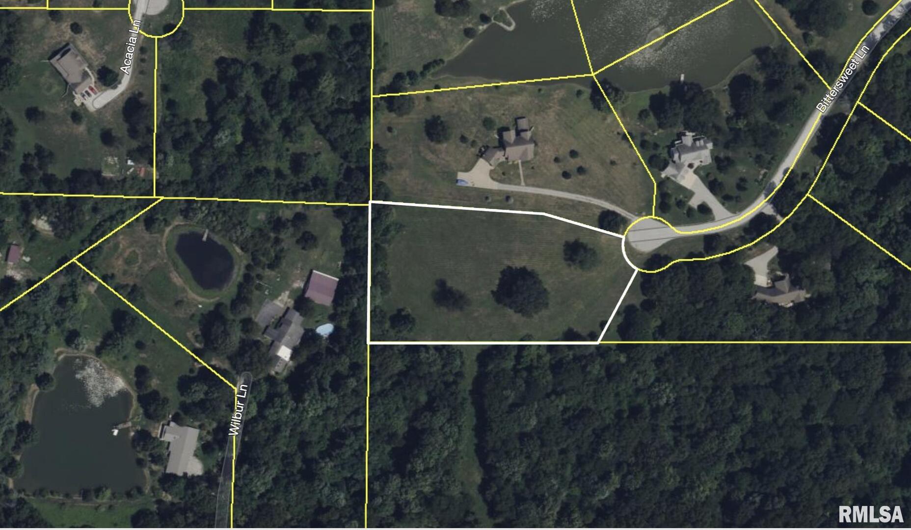 10 Bittersweet Lane Carbondale, IL 62903 - Photo 2 of 2 a backyard with wooden floor