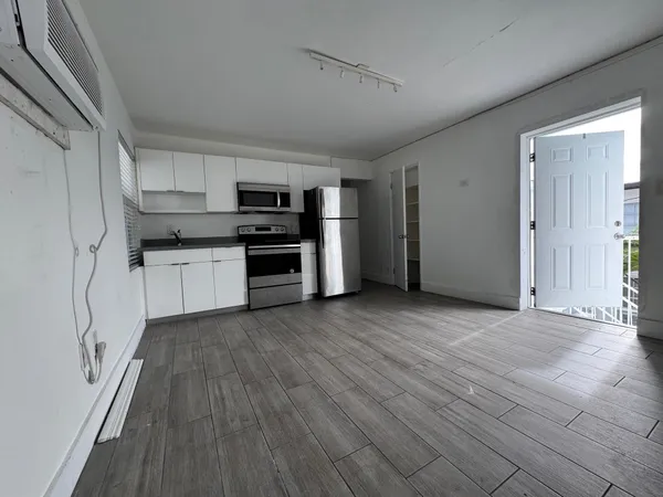 $1,800 | 7910 Abbott Avenue, Unit 6, Miami Beach, FL 33141