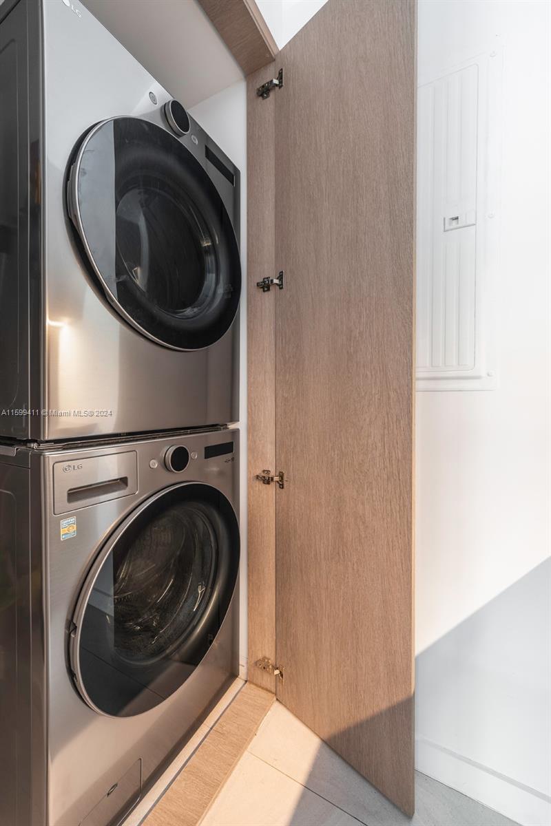 5225 La Gorce Drive Miami Beach, FL 33140 - Photo 43 of 64 a utility room with dryer and washer