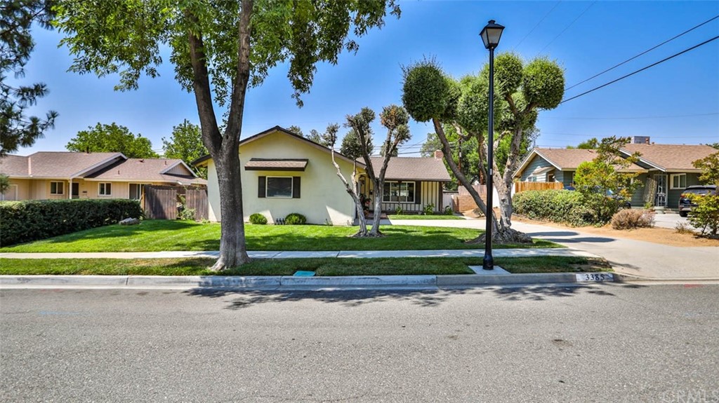 Come see this beautiful home! At this price, it will not last. Don't miss the opportunity to own a wonderful Southern California pool home!