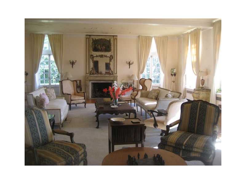 41 Ledge Road Newport, RI 02840 - Photo 6 of 17 Living Room.