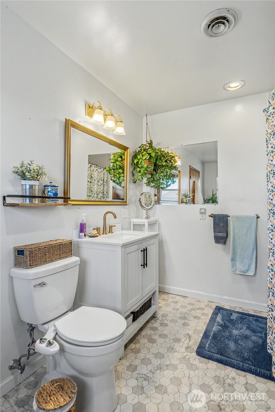 1104 East Dobson Road Odessa, WA 99159 - Photo 12 of 40 a bathroom with a toilet sink and mirror