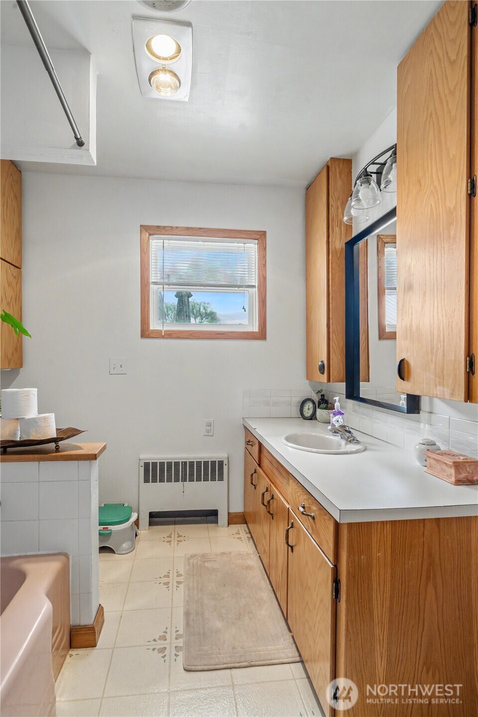1104 East Dobson Road Odessa, WA 99159 - Photo 15 of 40 a spacious bathroom with a double vanity sink and a mirror