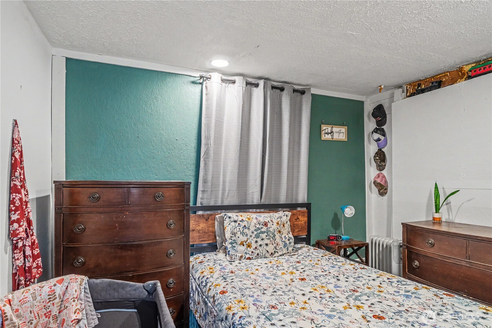 1104 East Dobson Road Odessa, WA 99159 - Photo 26 of 40 a bedroom with a bed and a dresser
