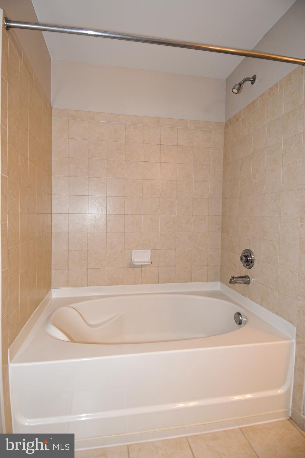3650 South Glebe Road, Unit 662 Arlington, VA 22202 - Photo 23 of 63 a bathroom with a shower and a bath tub