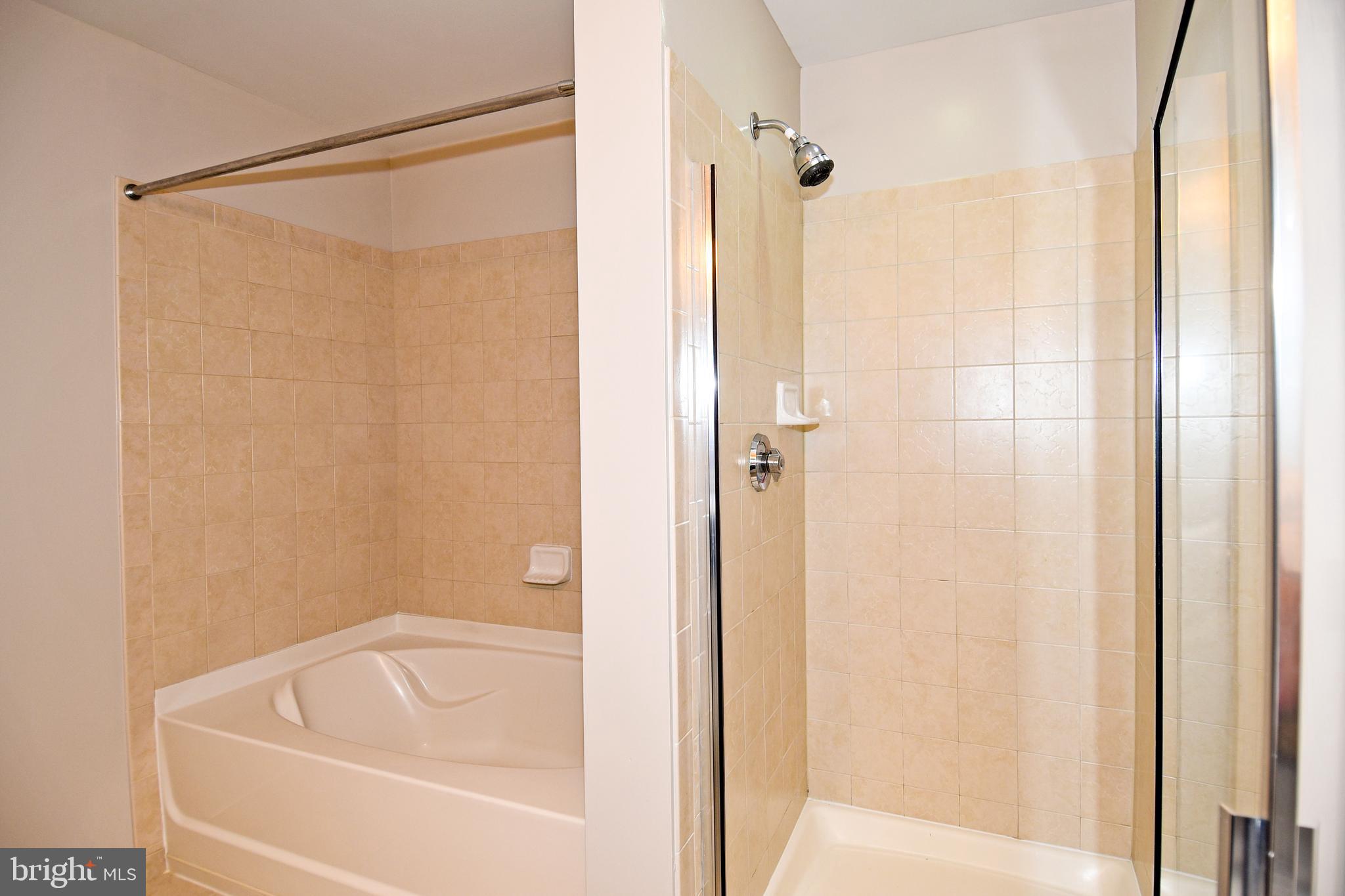 3650 South Glebe Road, Unit 662 Arlington, VA 22202 - Photo 25 of 63 a bathroom with a bathtub